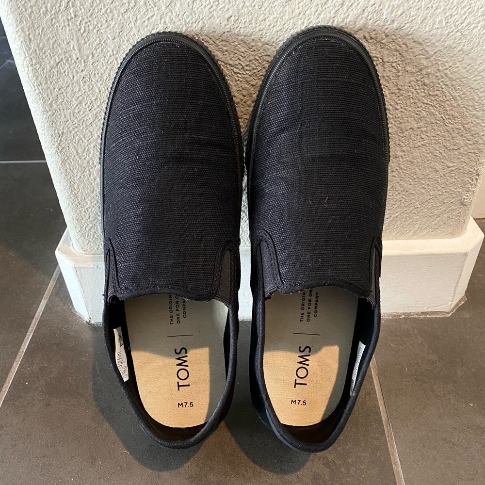 Worn once Men’s Toms slip on shoes. Mint! Sz 7.5 - Picture 2 of 4